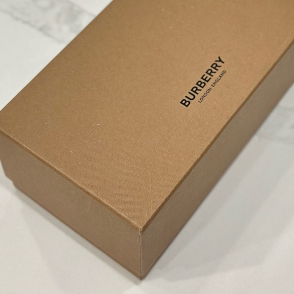 Burberry Large Sunglass box set - Picture 7 of 7